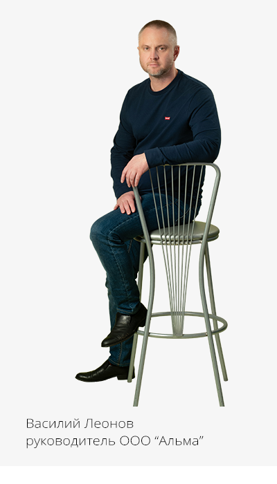 мужчина сидит на стуле
